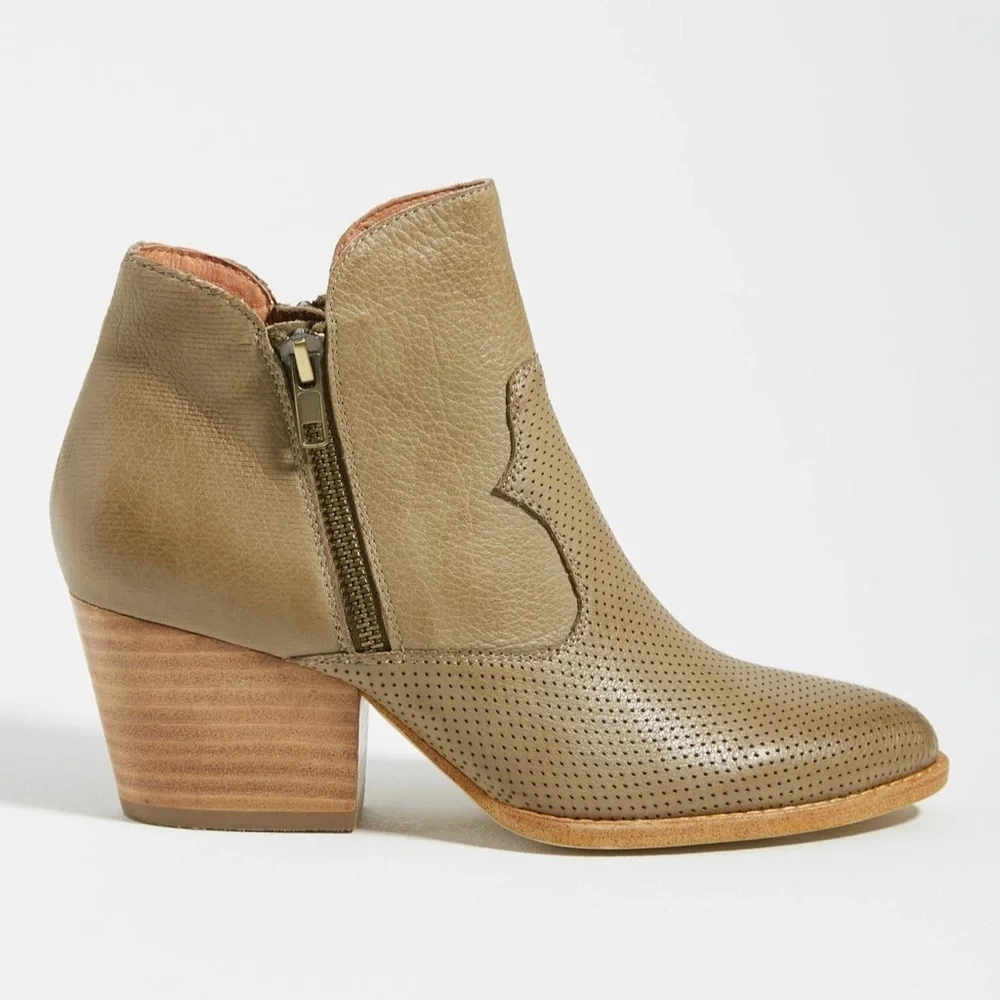 Silent D heeled ankle boots khaki western pointed toe booties 39/ 8 - 8.5